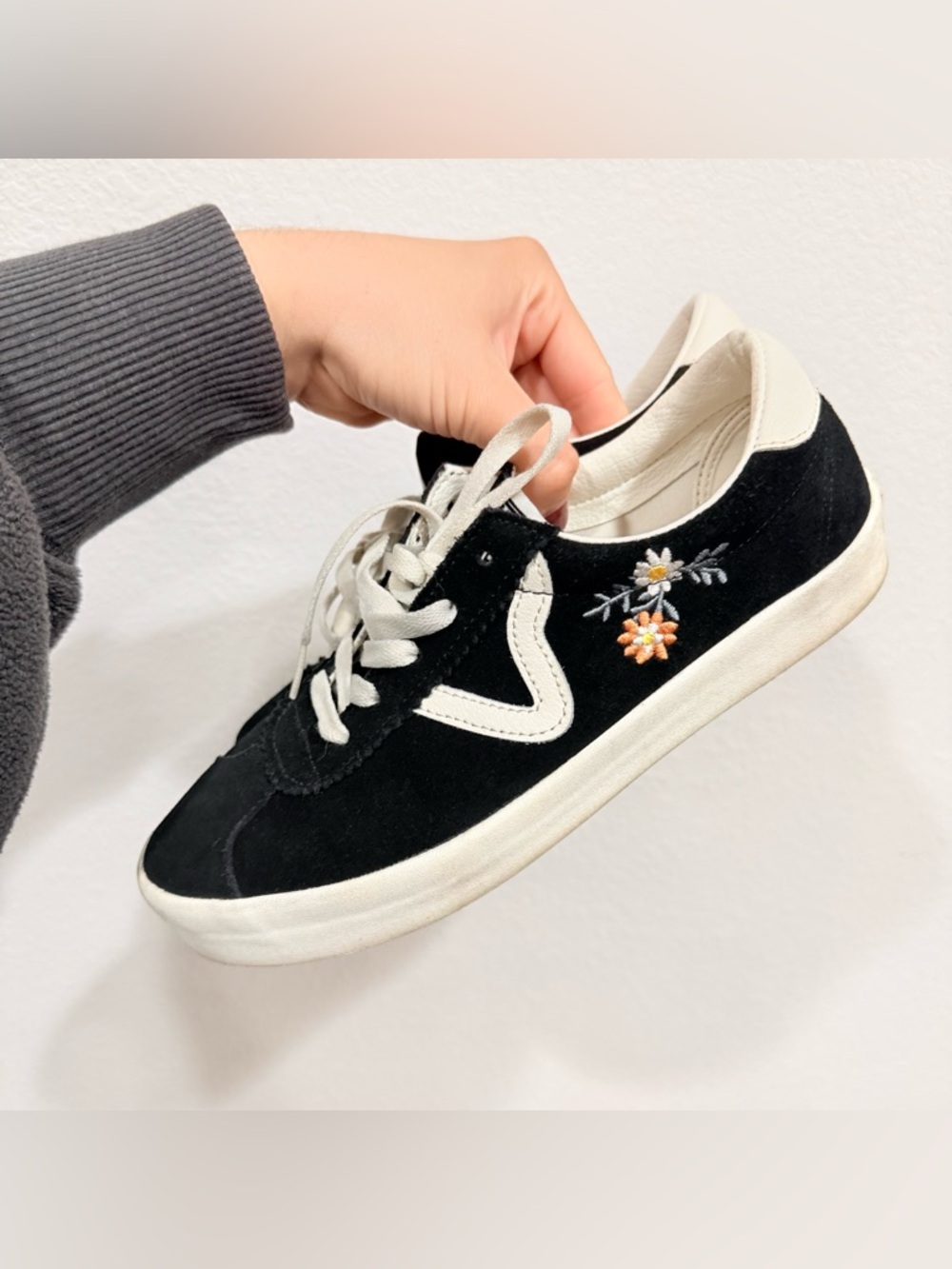 Vans Sport Low Trainers in Black Floral Embroidered Women’s Size 8.5 - Picture 4 of 8